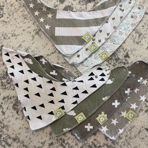 Kahki/neutral bib set
